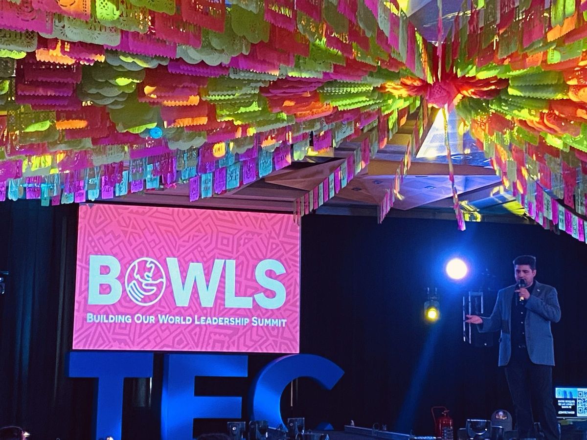 Escenario de BOWLS bajo el techo de papel picado
