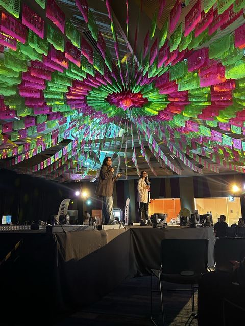 Escenario de BOWLS bajo el techo de papel picado