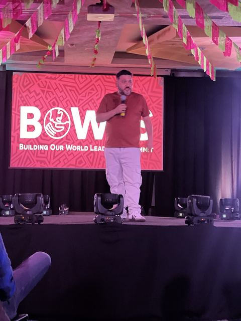 Escenario de BOWLS bajo el techo de papel picado