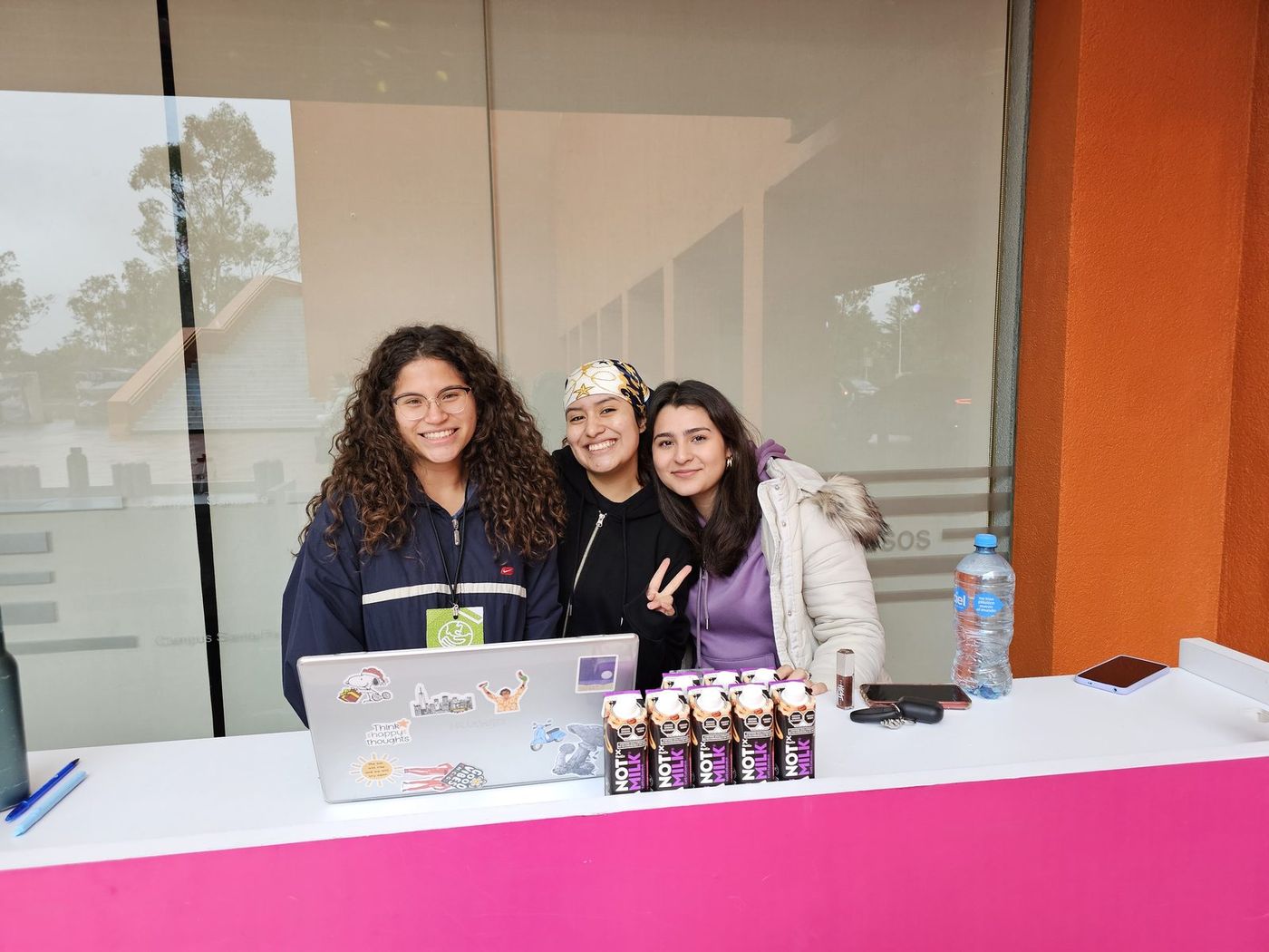 Voluntarias de Dar Más por México en el registro de BOWLS